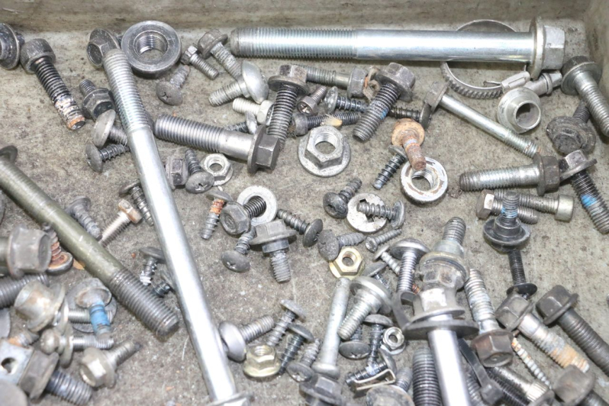 photo de SAC VISSERIE VIS YAMAHA X-MAX XMAX 125 (2010 - 2013) - Gros plan technique