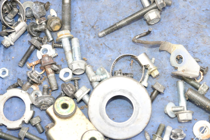 photo de SAC VISSERIE VIS YAMAHA XMAX X-MAX 125 (2006 - 2009) - Gros plan technique