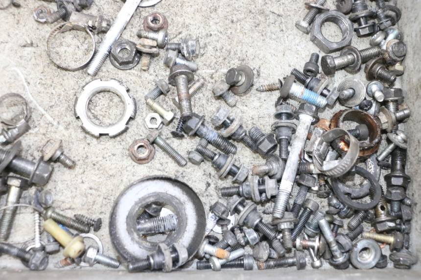 photo de SAC VISSERIE VIS YAMAHA XMAX X-MAX 125 (2006 - 2009) - Autre angle de vue