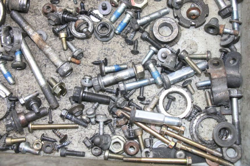 photo de SAC VISSERIE VIS YAMAHA YP MAJESTY 125 (2007 - 2010) - Gros plan technique