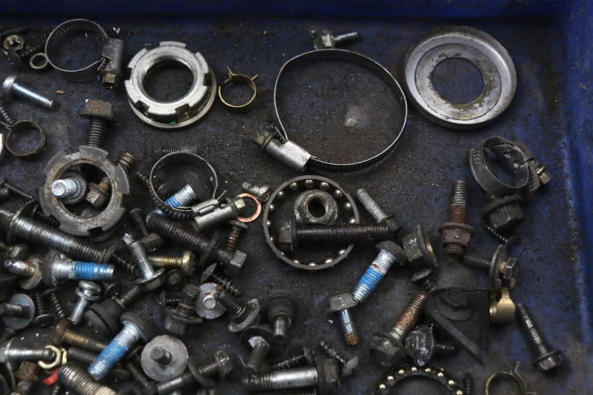 photo de SAC VISSERIE VIS YAMAHA YP MAJESTY 125 (2002 - 2006) - Zoom état d’usage