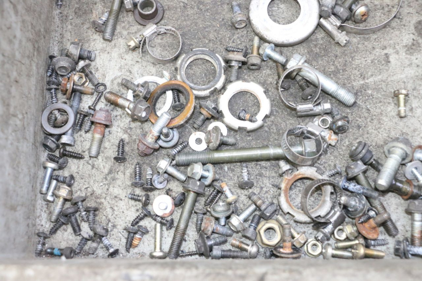 photo de SAC VISSERIE VIS YAMAHA YP MAJESTY 125 (2007 - 2010) - Zoom état d’usage