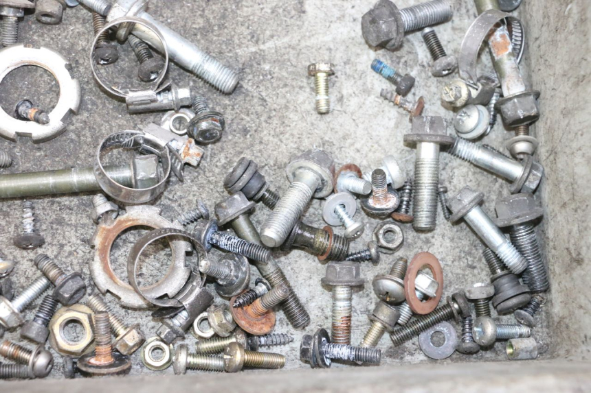 photo de SAC VISSERIE VIS YAMAHA YP MAJESTY 125 (2007 - 2010) - Gros plan technique