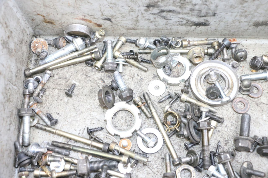 photo de SAC VISSERIE VIS YAMAHA YP MAJESTY 125 (2002 - 2006) - Gros plan technique