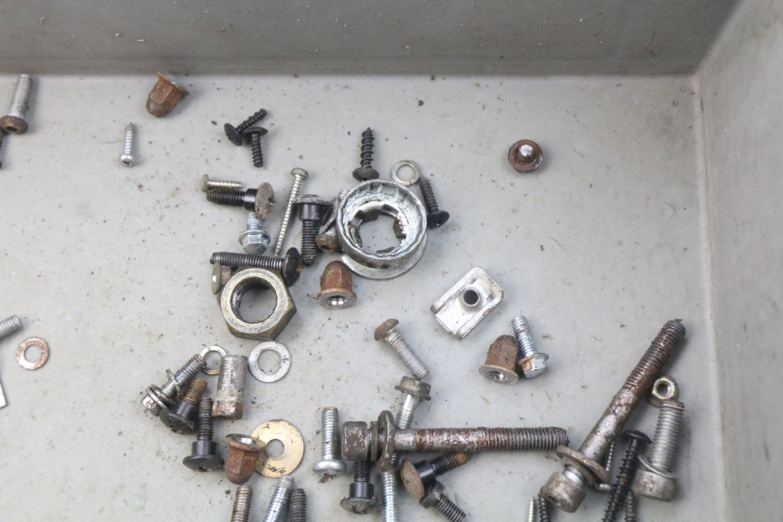 photo de SAC VISSERIE VIS PIAGGIO ZIP 4T 50 (2006 - 2017) - Autre angle de vue