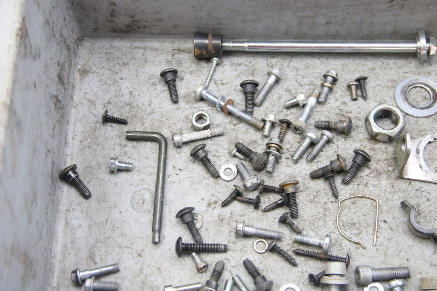 photo de SAC VISSERIE VIS PIAGGIO ZIP 4T 50 (2018 - 2020) - Autre angle de vue