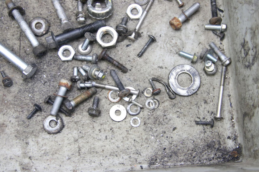 photo de SAC VISSERIE VIS PIAGGIO ZIP 4T 50 (2018 - 2020) - Zoom état d’usage