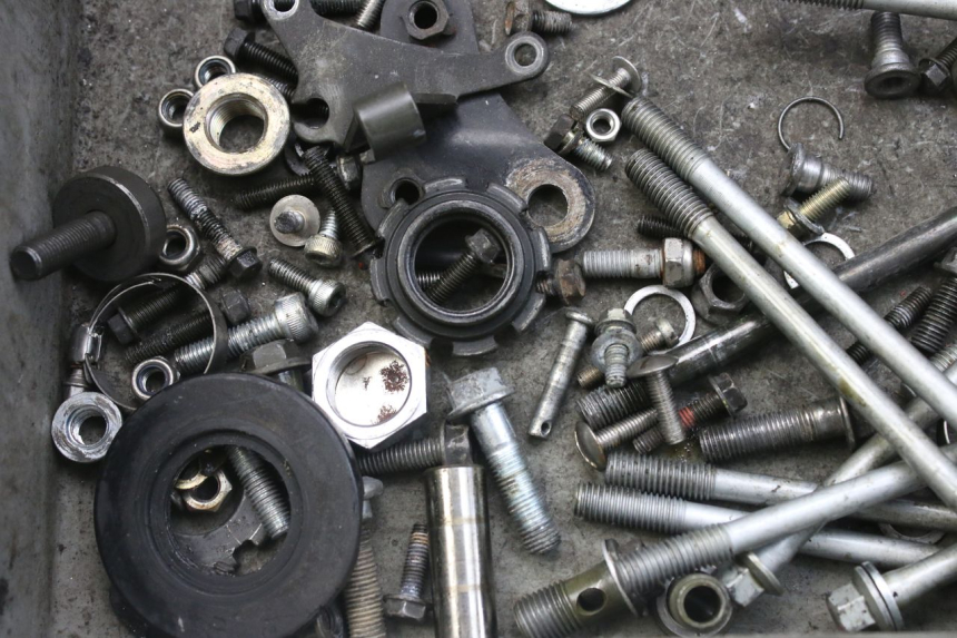 photo de SAC VISSERIE VIS KAWASAKI ZX-6R ZX6R 600 (1995 - 1997) - Détail de la pièce