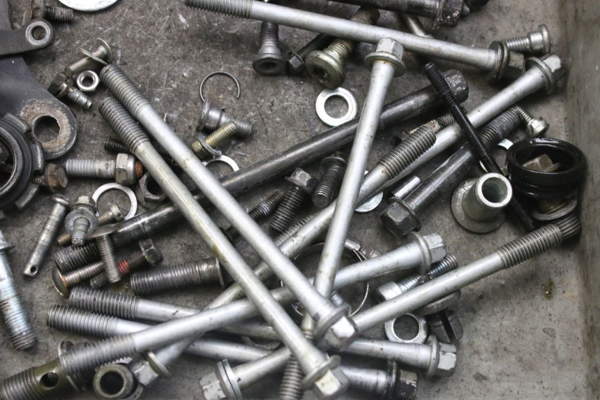 photo de SAC VISSERIE VIS KAWASAKI ZX-6R ZX6R 600 (1995 - 1997) - Zoom état d’usage