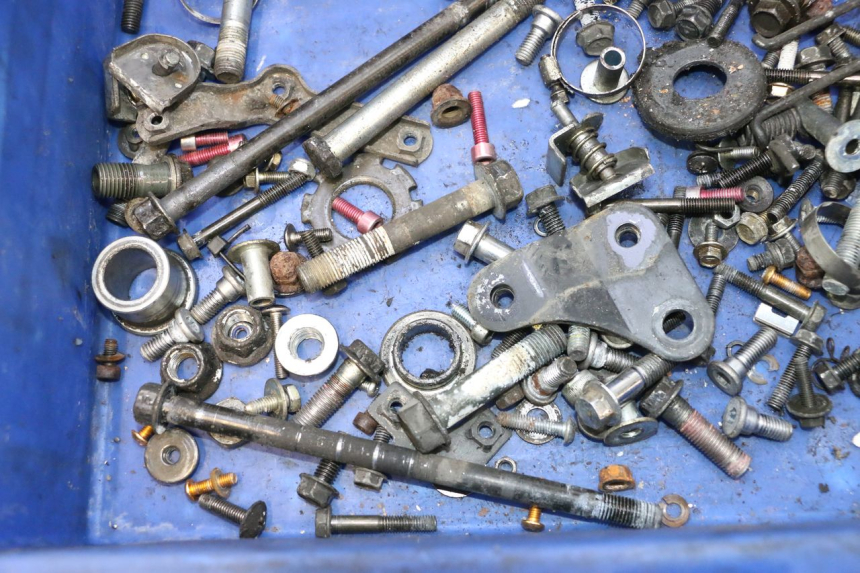 photo de SAC VISSERIE VIS KAWASAKI ZX-6R ZX6R 600 (1995 - 1997) - Zoom état d’usage