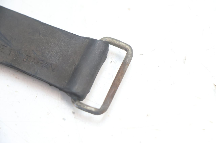 photo de SANGLE BATTERIE SUZUKI GSX F GSXF 750 (1988 - 1998) - Gros plan technique