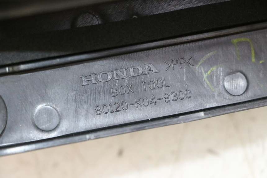 photo de SANGLE TROUSSE OUTILS HONDA FORZA ABS 300 (2013 - 2017) - Détail de la pièce