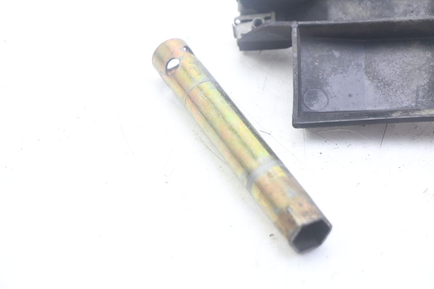 photo de SANGLE TROUSSE OUTILS APRILIA SCARABEO 100 (2003 - 2012) - Détail de la pièce