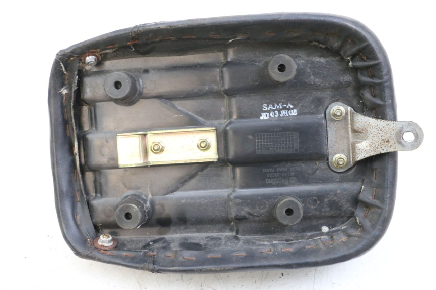 photo de Rear seat HYOSUNG GV AQUILA 125 (2000 - 2009) - Détail de la pièce