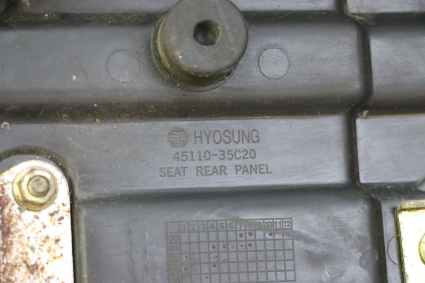 photo de Rear seat HYOSUNG GV AQUILA 125 (2000 - 2009) - Zoom état d’usage
