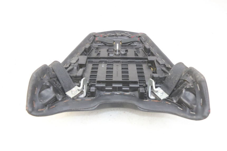 photo de SELLE ARRIERE HONDA CB R 1000 (2018 - 2023) - Gros plan technique