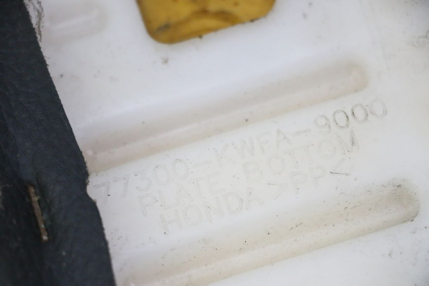 photo de SELLE ARRIERE HONDA CBF 125 (2009 - 2015) - Zoom état d’usage