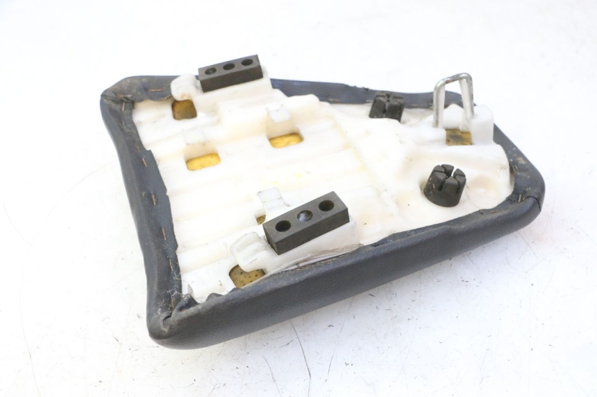 photo de SELLE ARRIERE HONDA CBF 125 (2009 - 2015) - Gros plan technique