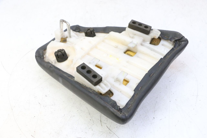 photo de SELLE ARRIERE HONDA CBF 125 (2009 - 2015) - Points de fixation