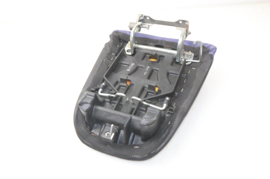 photo de SELLE ARRIERE HONDA CBR 919 RR FIREBLADE 900 (1998 - 1999) - Points de fixation