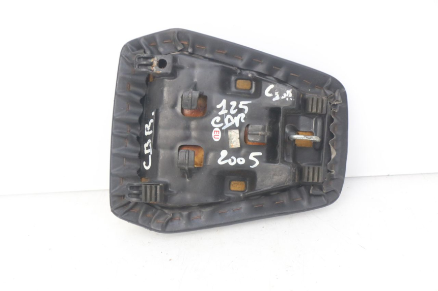 photo de SELLE ARRIERE HONDA CBR R 125 (2003 - 2006) - Zoom état d’usage