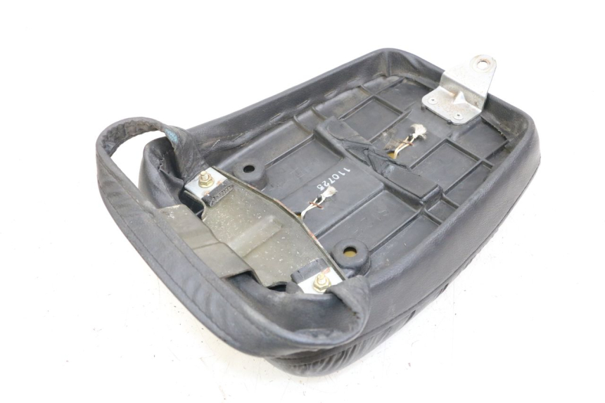 photo de SELLE ARRIERE SUZUKI GZ MARAUDER 125 (1998 - 2004) - Gros plan technique