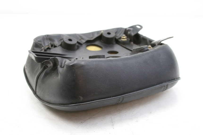 photo de SELLE ARRIERE SYM HUSKY 125 (1999 - 2005) - Gros plan technique