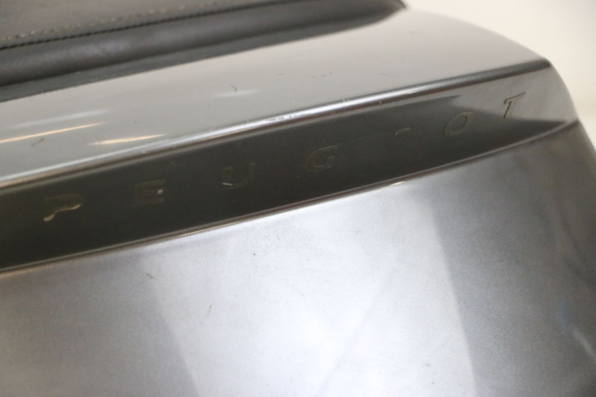 photo de SELLE ARRIERE PEUGEOT SATELIS 125 (2010 - 2012) - État de surface