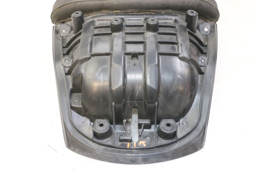 photo de SELLE ARRIERE PEUGEOT SATELIS 125 (2013 - 2018) - Vue rapprochée