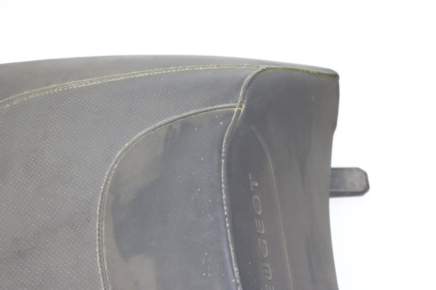 photo de SELLE ARRIERE PEUGEOT SATELIS 125 (2013 - 2018) - Détail de la pièce
