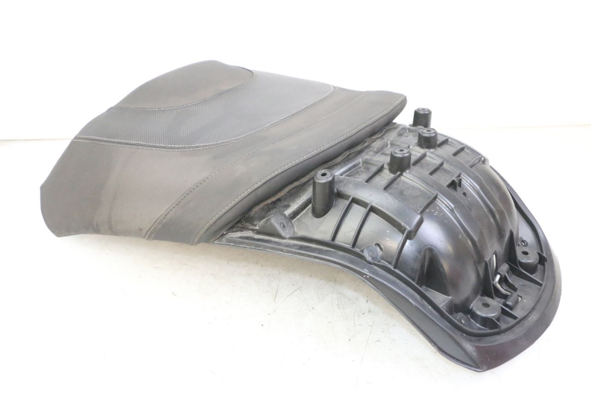 photo de SELLE ARRIERE PEUGEOT SATELIS 125 (2013 - 2018) - Détails caractéristiques