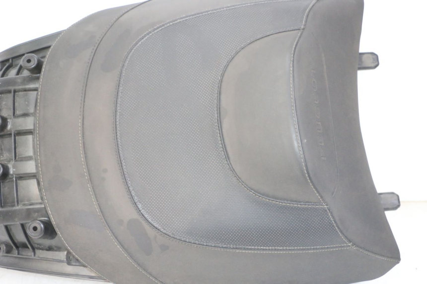 photo de SELLE ARRIERE PEUGEOT SATELIS 125 (2013 - 2018) - Vue rapprochée