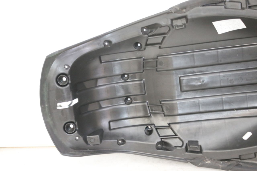 photo de SELLE ARRIERE PEUGEOT SATELIS 125 (2013 - 2018) - Autre angle de vue