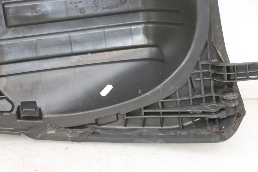 photo de SELLE ARRIERE PEUGEOT SATELIS 125 (2013 - 2018) - Gros plan technique