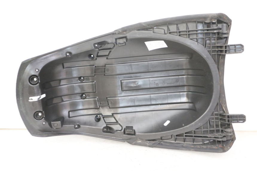 photo de SELLE ARRIERE PEUGEOT SATELIS 125 (2013 - 2018) - Points de fixation