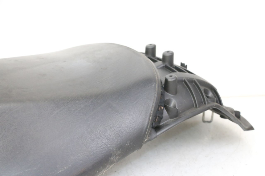 photo de SELLE ARRIERE PEUGEOT SATELIS COMPRESSOR K15 125 (2006 - 2009) - Zoom composants