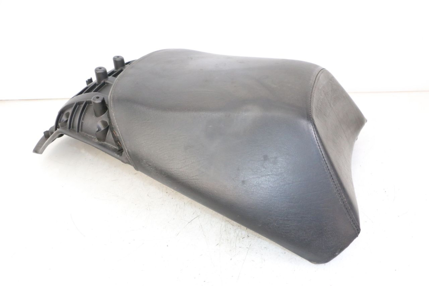 photo de SELLE ARRIERE PEUGEOT SATELIS COMPRESSOR K15 125 (2006 - 2009) - Marquages et références