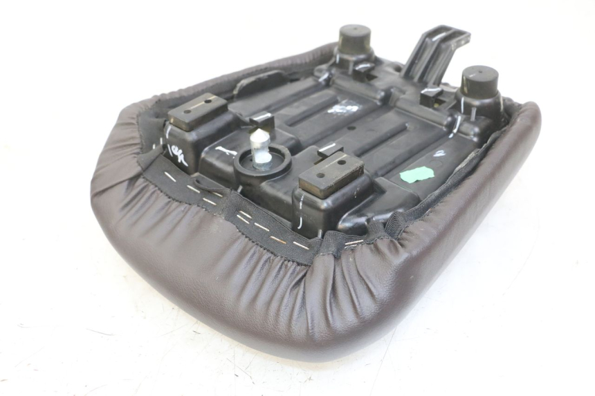 photo de SELLE ARRIERE ROYAL ENFIELD HYMALAYAN 410 (2016 - 2023) - Détail de la pièce