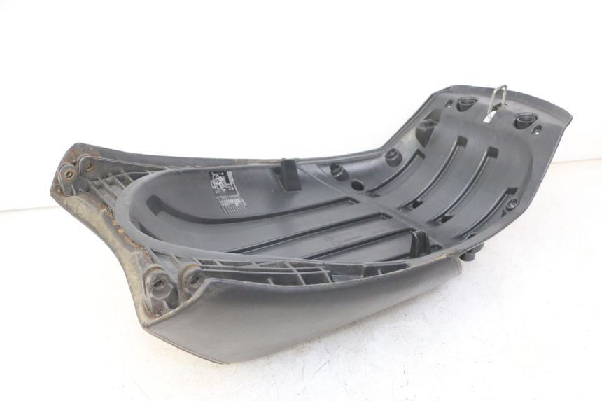 photo de SELLE ARRIERE PEUGEOT SATELIS COMPRESSOR K15 125 (2006 - 2009) - Gros plan technique