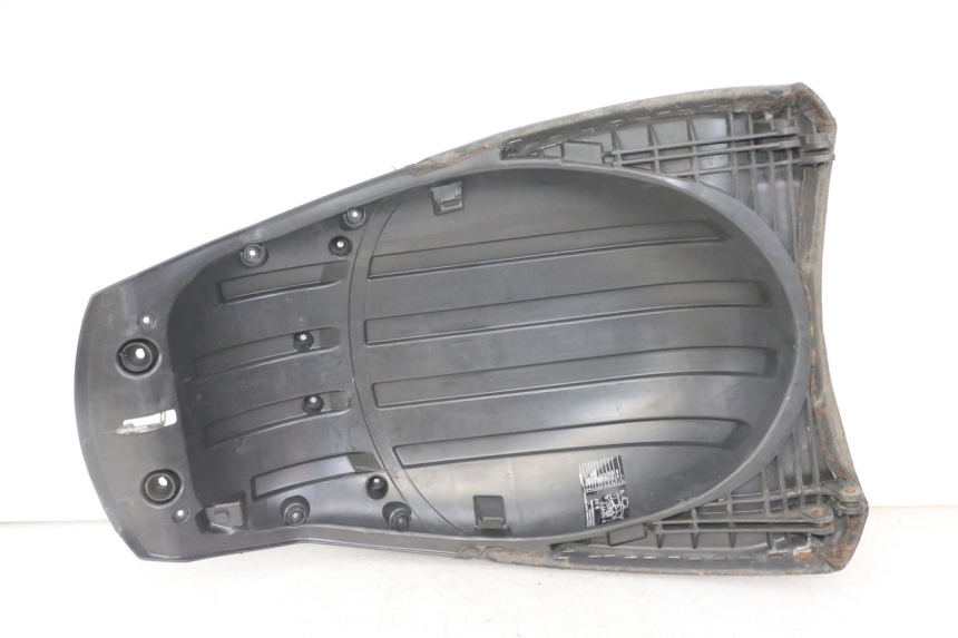 photo de SELLE ARRIERE PEUGEOT SATELIS COMPRESSOR K15 125 (2006 - 2009) - Marquages et références