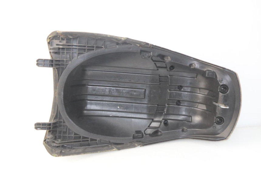 photo de SELLE ARRIERE PEUGEOT SATELIS 300 (2012 - 2015) - Gros plan technique