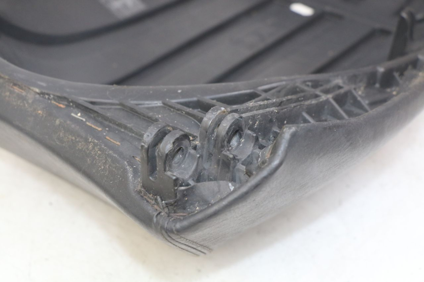 photo de SELLE ARRIERE PEUGEOT SATELIS 125 (2010 - 2012) - Autre angle de vue