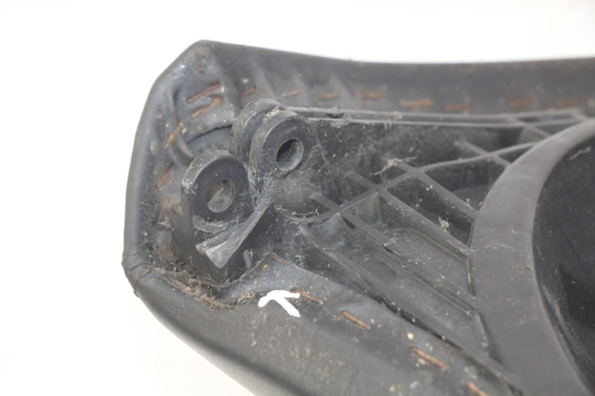 photo de SELLE ARRIERE PEUGEOT SATELIS 125 (2010 - 2012) - Gros plan technique