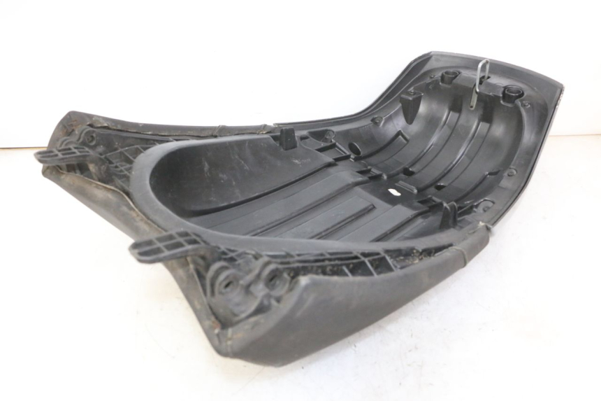 photo de SELLE ARRIERE PEUGEOT SATELIS 125 (2013 - 2018) - Détail de la pièce