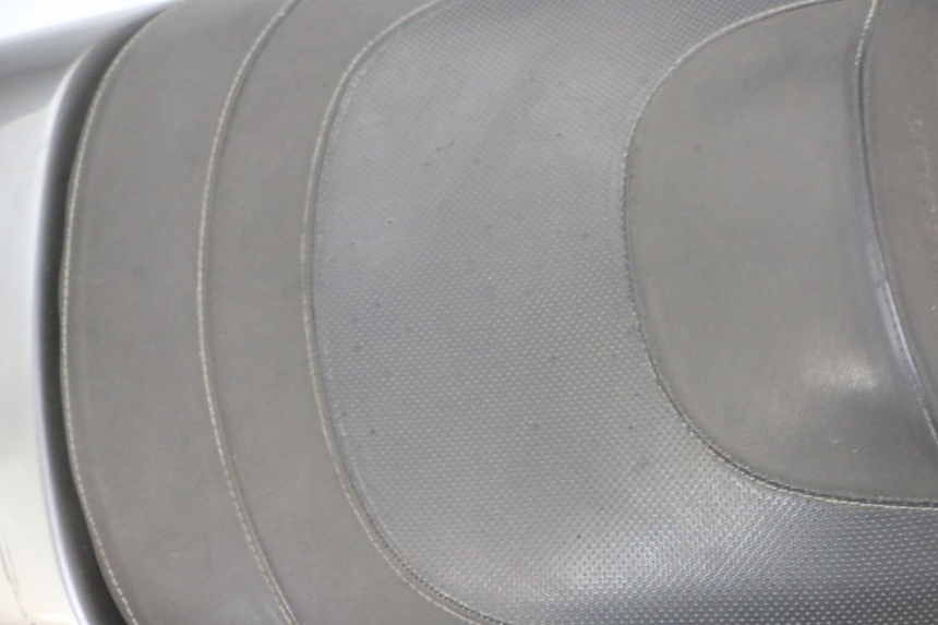 photo de SELLE ARRIERE PEUGEOT SATELIS 125 (2013 - 2018) - Zoom composants