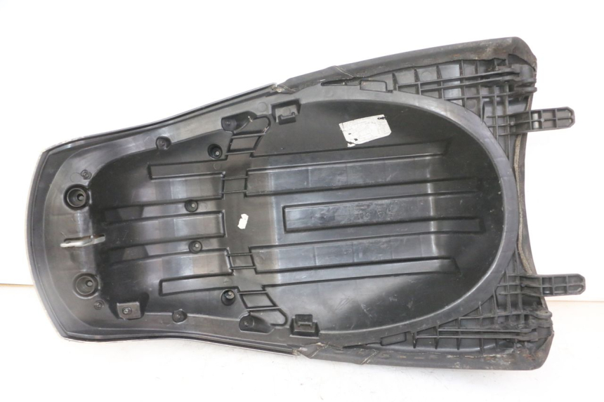 photo de SELLE ARRIERE PEUGEOT SATELIS 125 (2013 - 2018) - Gros plan technique