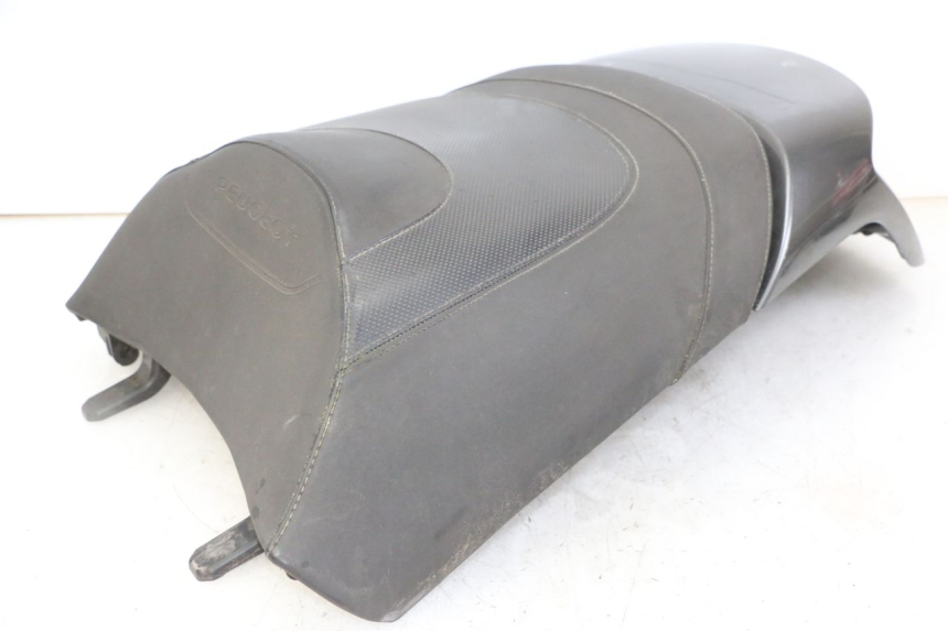 photo de SELLE ARRIERE PEUGEOT SATELIS 125 (2013 - 2018) - Points de fixation