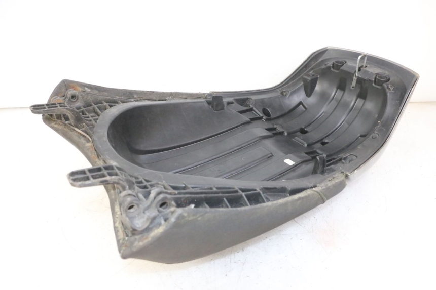 photo de SELLE ARRIERE PEUGEOT SATELIS 125 (2013 - 2018) - Détail de la pièce