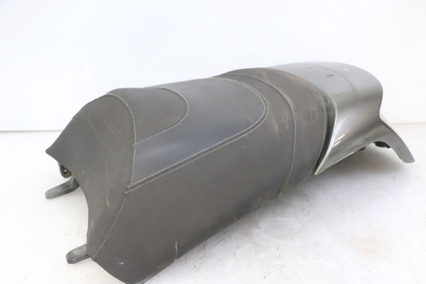 photo de SELLE ARRIERE PEUGEOT SATELIS 125 (2013 - 2018) - Vue rapprochée