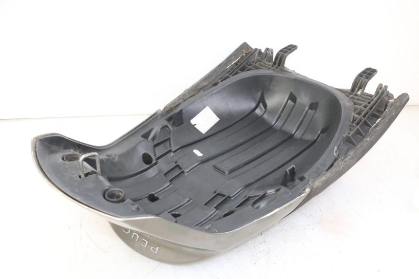 photo de SELLE ARRIERE PEUGEOT SATELIS 125 (2013 - 2018) - Gros plan technique